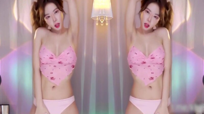 Hot Korean Camgirl Dancing 8 Min