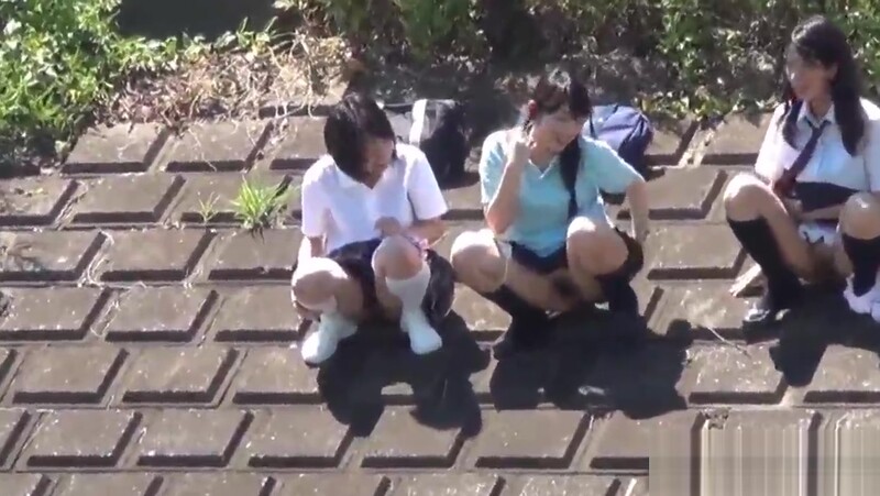 Japanese teenage skanks pissing