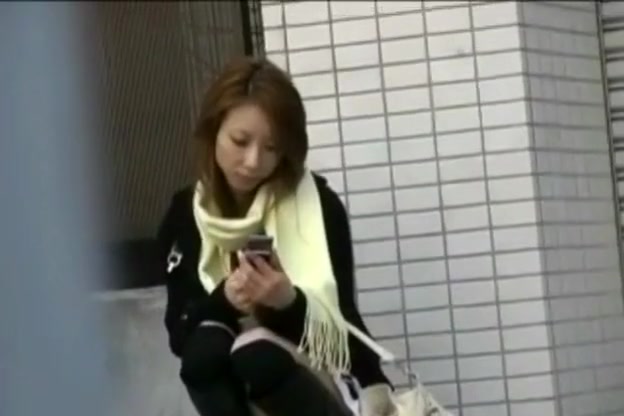 Japanese girl sexy upskirt on public sidewalk