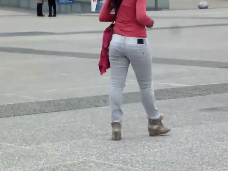 Asian tourist got a nice butt crack