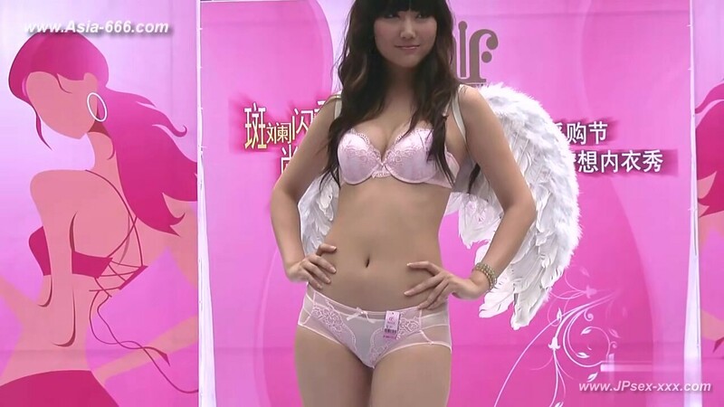 Chinese model in sexy lingerie show.4